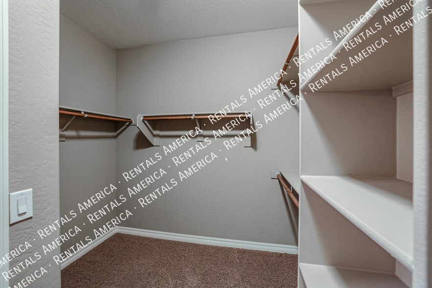 Building Photo - 613 W San Carlos Way