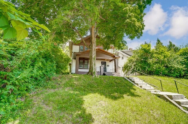Building Photo - Spacious Three Bedroom in Dayton!