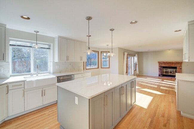 Building Photo - 4Bd/2.5Ba Renton House