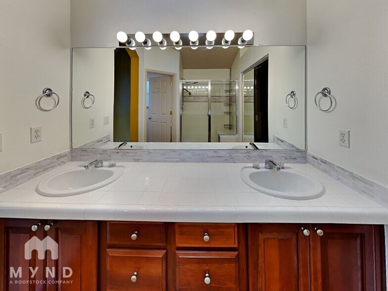 Building Photo - 1723 NE Ashberry Dr