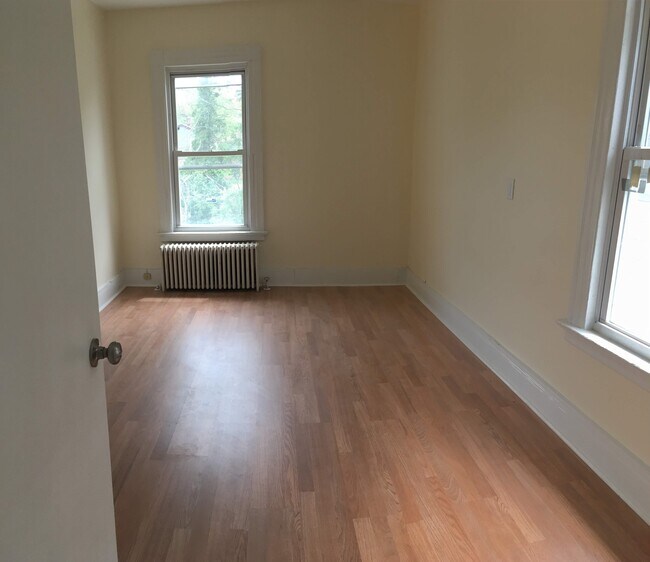 Building Photo - 196 Frank St