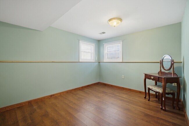 Building Photo - 4611 W Shore Dr