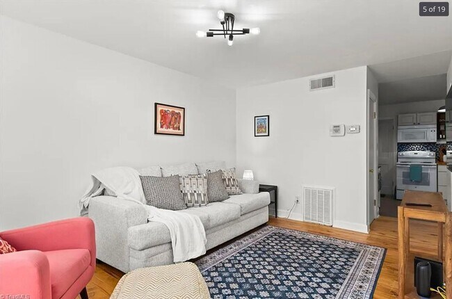 Building Photo - HALF OFF first month's rent - 2 bedroom/1.5 bathroom townhome in Ardmore
