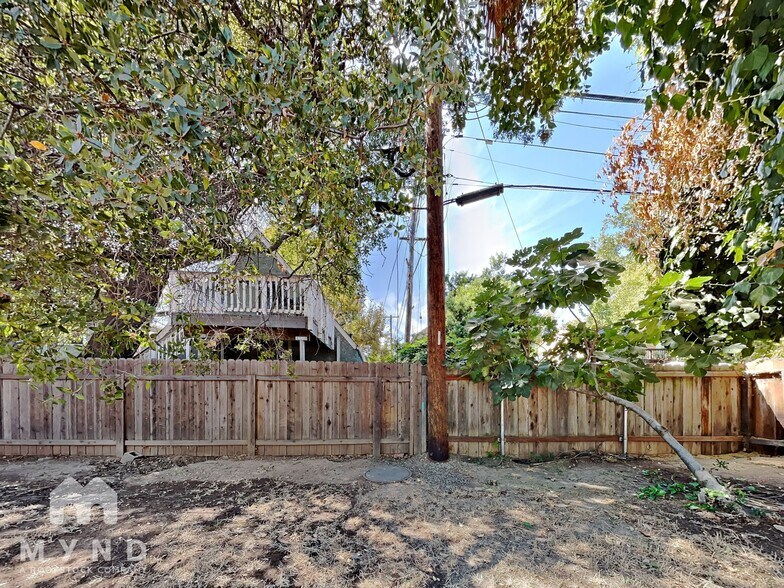Building Photo - 2141 Royal Oaks Dr
