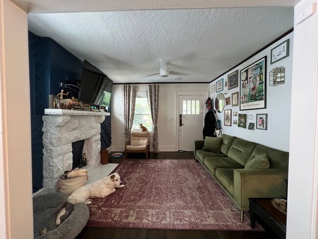 Building Photo - {4331} Updated West Plaza Bungalow + Moder...