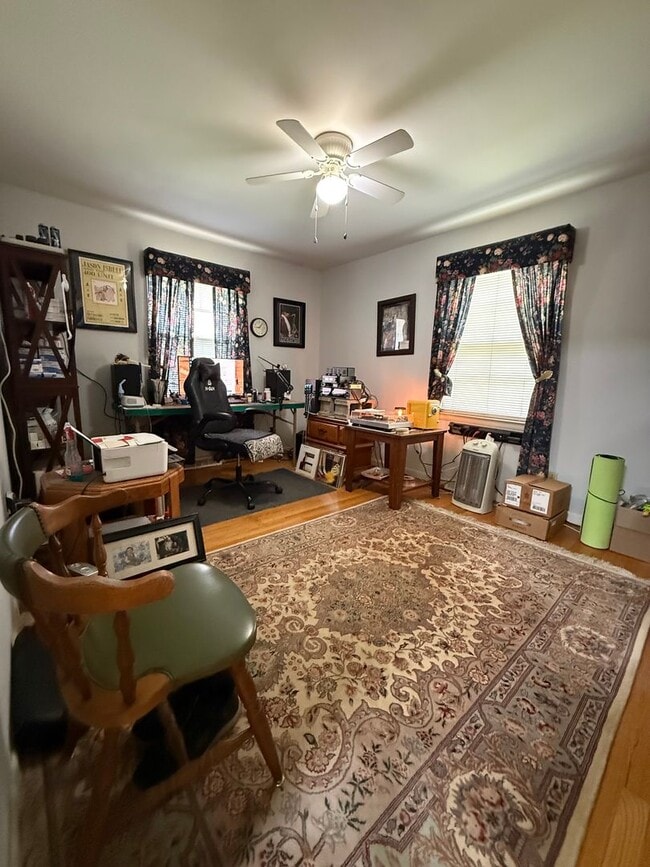 Building Photo - 3 bedrooms- 1.5 bath home