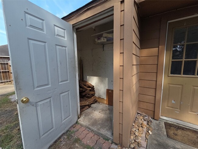 Building Photo - 19223 Woodglen Dr