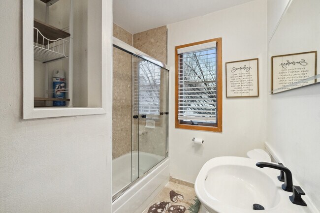 Building Photo - 40 Ella St