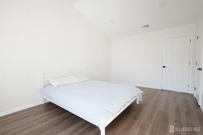 Building Photo - 42 Pennsbury Way