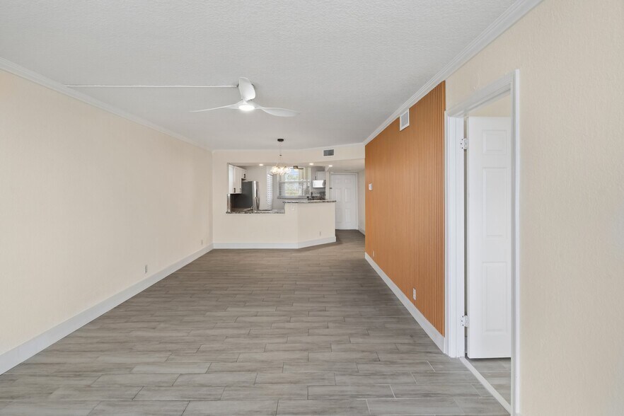 Building Photo - 115 Lake Emerald Dr