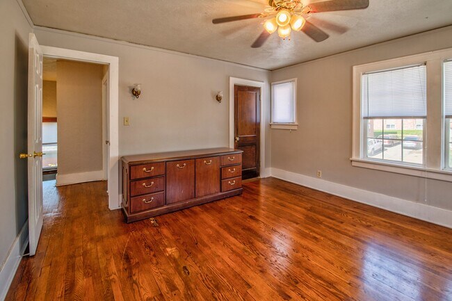 Building Photo - 563 S 35th St