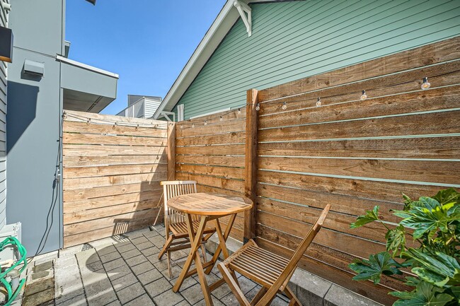 Building Photo - Modern stylings and cutting-edge convenien...