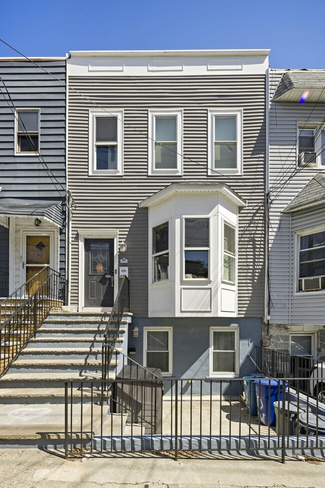 Building Photo - 80 Bowers St
