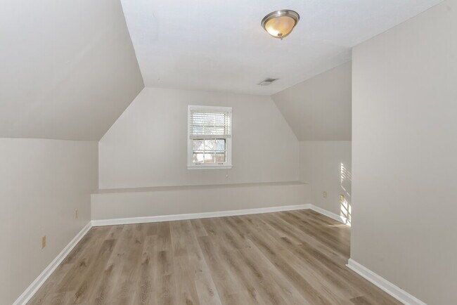 Building Photo - 951 Cully Rd