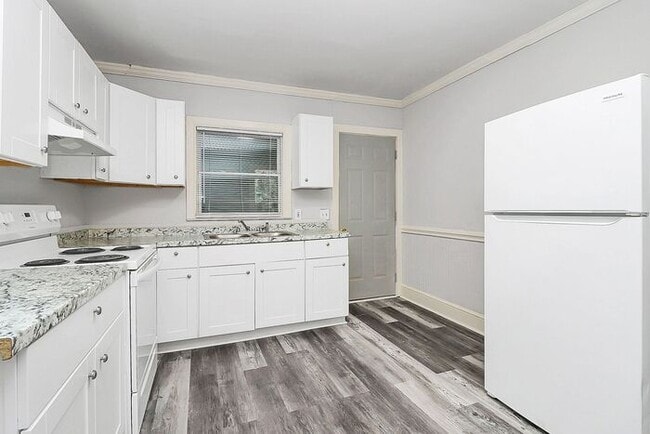 Building Photo - Charming 2BD/1BA Duplex Off West Blvd