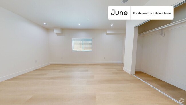 Building Photo - 1321 N June St