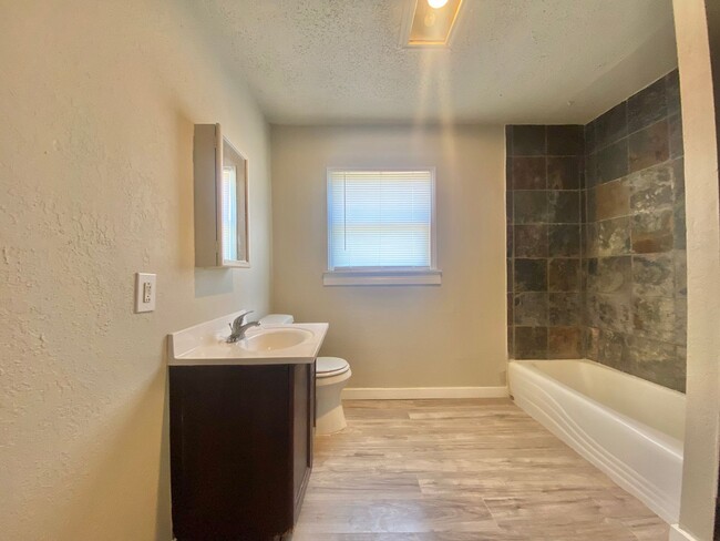 Building Photo - Newly renovated 3 bed 1 bath now available...