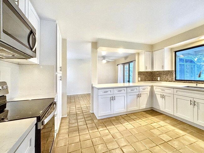 Building Photo - 3 Bed & 2.5 Bath House in Fallbrook, CA / ...