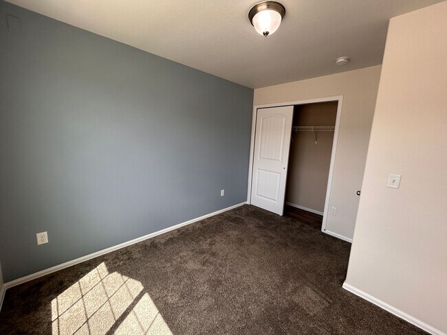 Building Photo - 3 Bed 3 bath Town Home in 80910!