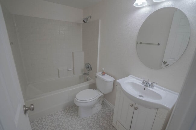 Building Photo - Charming Single-Story 2-Bedroom Home in Saugus!