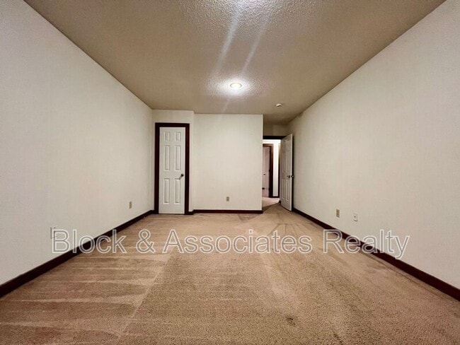 Building Photo - 1419 King Charles Dr