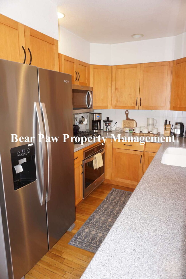 Building Photo - "Charming Evergreen Retreat: Spacious 3-Be...