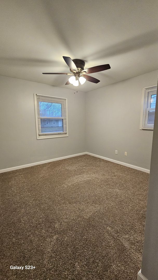 Building Photo - 3 bedroom with fenced yard