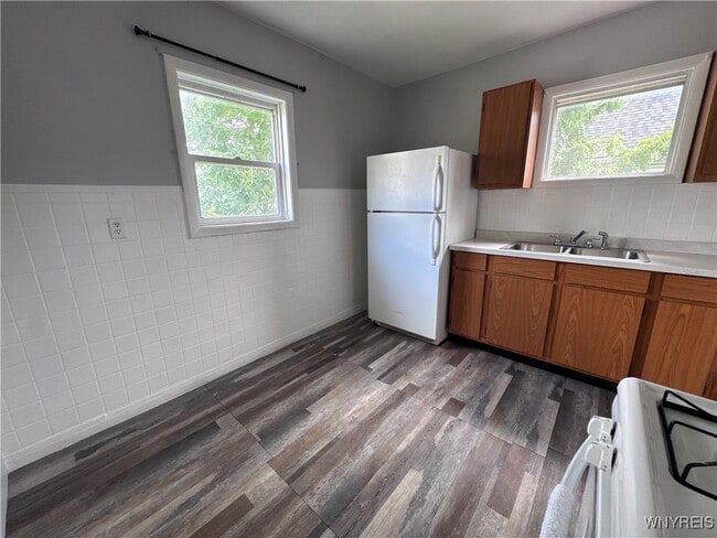 Building Photo - 2140 Kenmore Ave