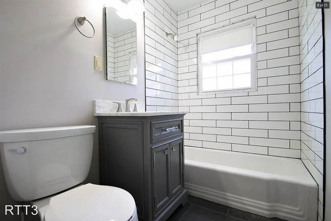 Building Photo - 4 Bedroom / 3 Bath Home off of 72nd and Gr...