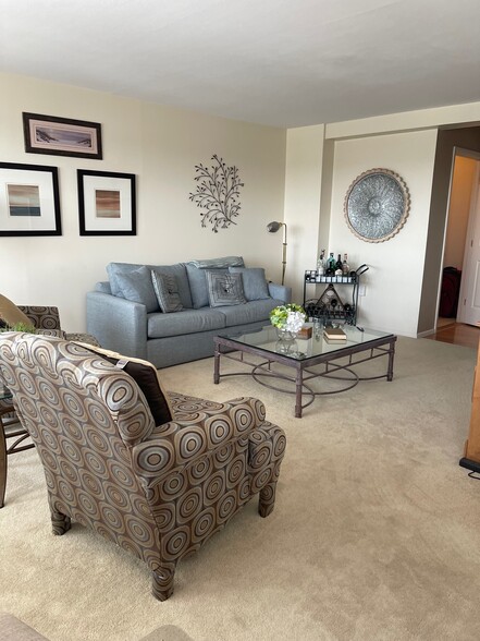 Pull out sleeper Sofa - 893 Farmington Ave
