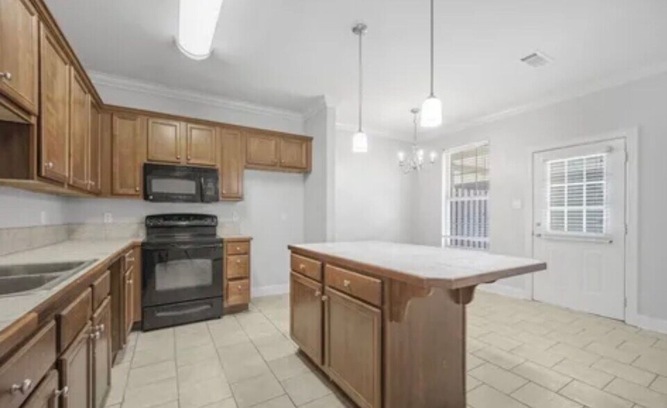 Building Photo - 10600 Lakes Blvd
