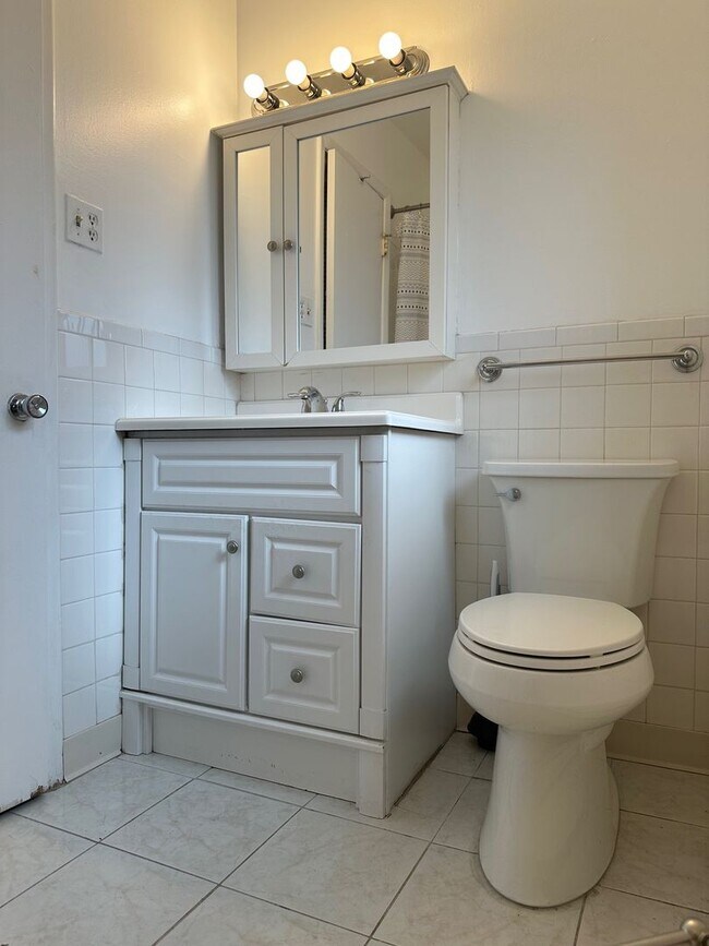 Building Photo - One Bedroom Apartment Near CU Available Now!