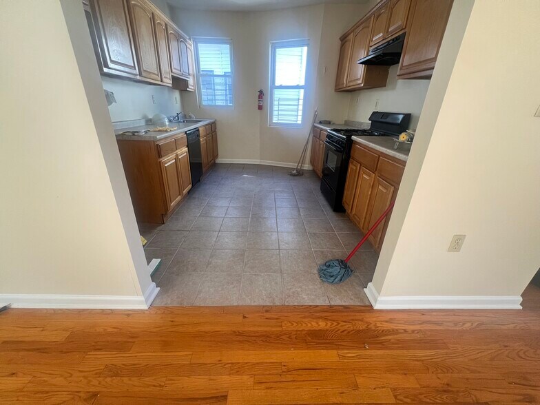 Huge kitchen with lots of cabinets - 895 S 18th St