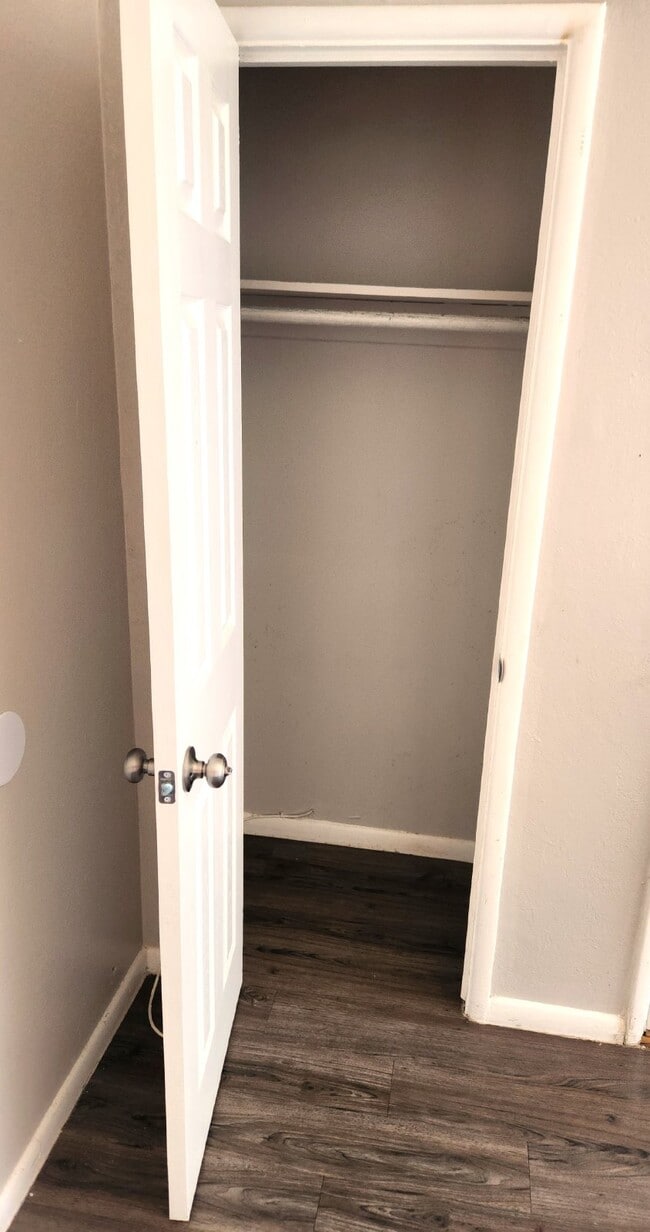 Building Photo - AFFORDABLE & UPDATED PHOENIX LIVING – PRIME LOCATION 1 BEDROOM OWENR OFFERING $500 GIFT CARD SUCC...