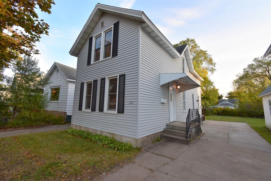 Building Photo - 1211 Summit St