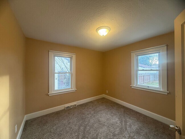 Building Photo - Spacious four-bedroom, two bathroom, pet friendly home!