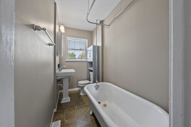 Building Photo - 1343 Bruck St
