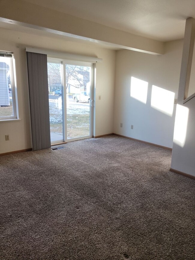 Building Photo - Bright & Convenient Townhouse Living!