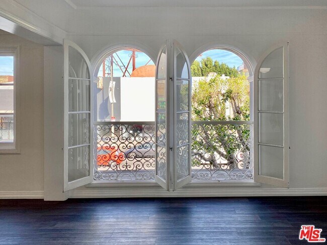 Building Photo - 619 S La Brea Ave