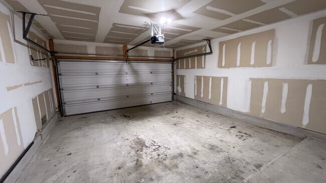 Building Photo - * Make this spacious home in Helotes off B...