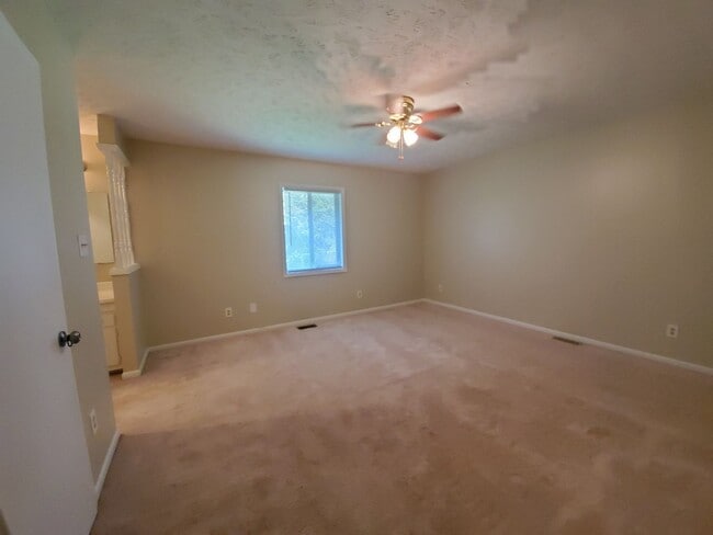 Building Photo - 6400 Hollyhock Ct