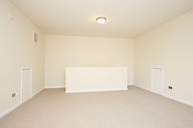 Building Photo - End-Unit Melbourne Park Townhome