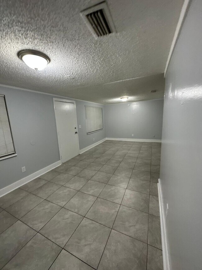 Building Photo - Fully Renovated 3/1 Single Family Available Now!