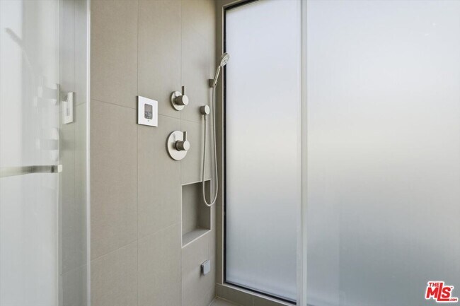 Building Photo - 18131 Kingsport Dr