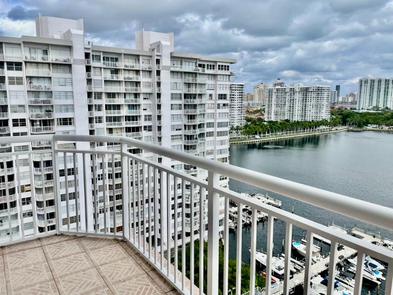 Building Photo - 18041 Biscayne Blvd