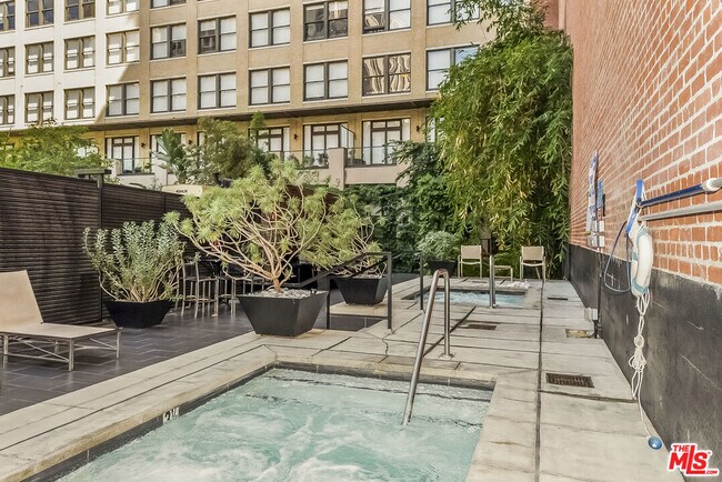 Building Photo - 460 S Spring St