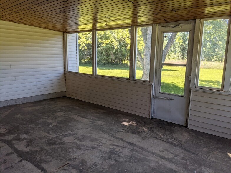 Screened in patio - 705 Taylor St