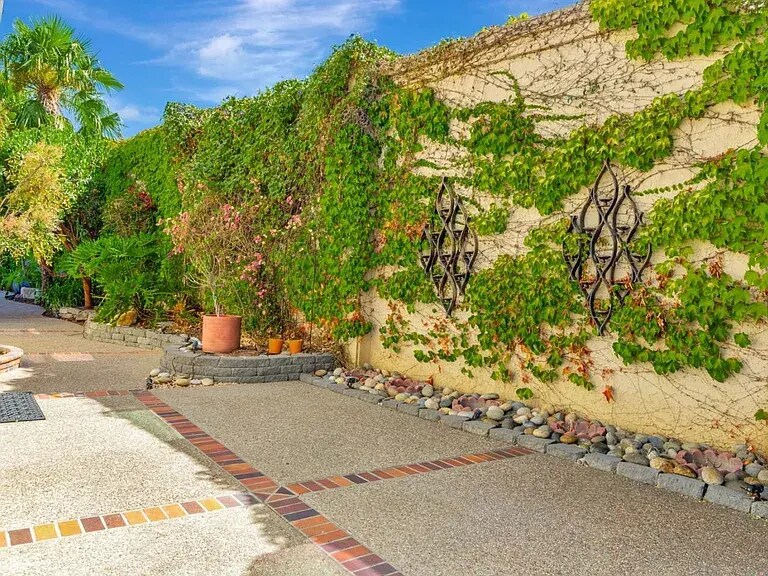 Way to pool - 1206 Sycamore Ct