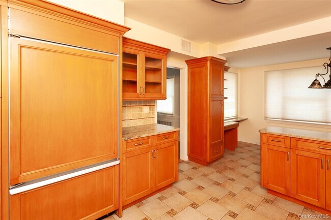 Building Photo - 355 E Beech St