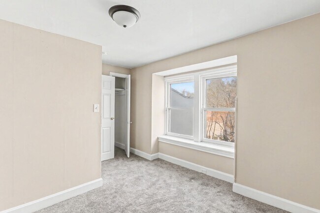 Building Photo - 5 bedroom, 2 bathroom house in downtown Carlisle